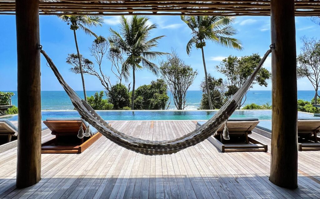 rede e piscina com borda infinita com vista mar Barracuda Hotel